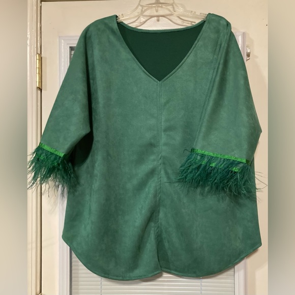 Beautiful emerald green tunic with feather trimmed sleeves - Picture 1 of 6